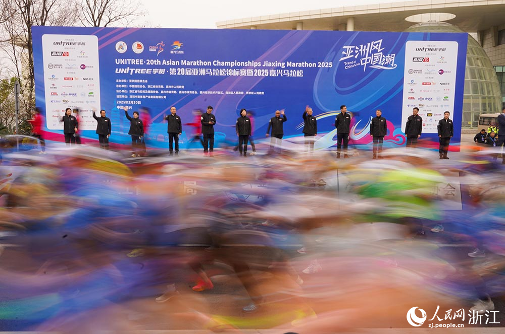 3月30日，在浙江省嘉興市，2025嘉興馬拉松鳴槍開跑。人民網 章勇濤攝