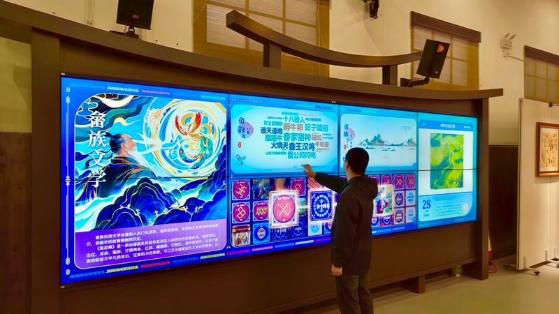 省文化特派員高上興正在演示“畬光溢彩”數字互動大屏。