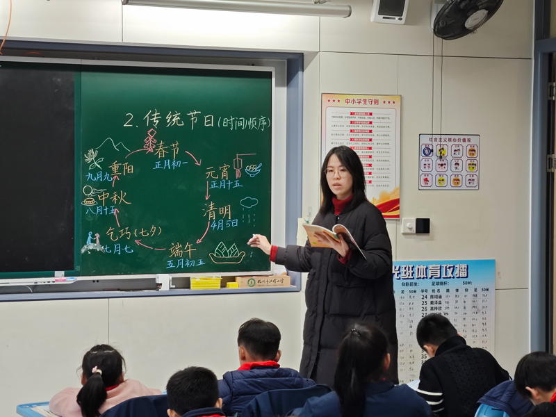 教師在“素課”課堂上書寫板書。江暉小學供圖