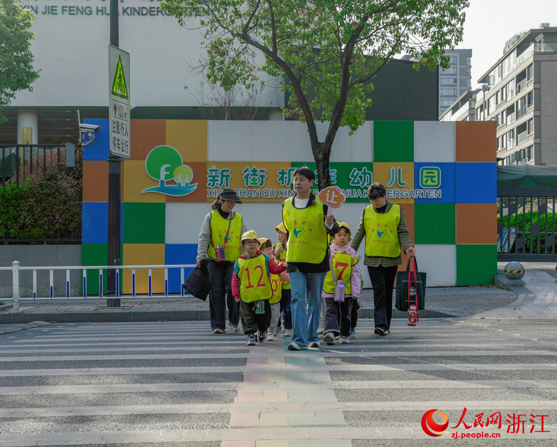 共享奶奶接送小朋友。人民網記者 郭揚攝