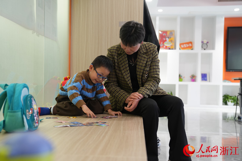 共享奶奶陪伴小朋友。人民網記者 郭揚攝