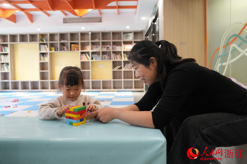 共享奶奶陪伴小朋友。人民網記者 郭揚攝