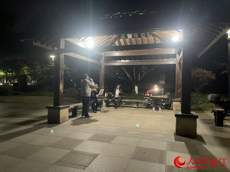 涼亭里，幾位大爺正在演奏。涼亭周圍，地面干凈整潔。人民網記者 王麗瑋攝