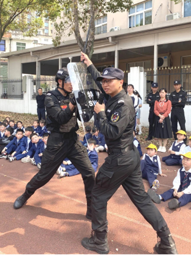 龍港市在校園內開展反恐防暴應急演練。龍港市委宣傳統戰部供圖