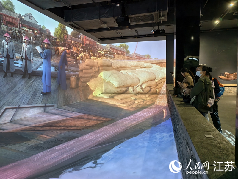 游客沉浸式打卡大運河板閘遺址公園。人民網記者 馬曉波攝