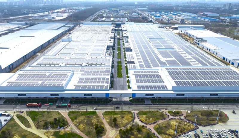 中天鋼鐵集團（淮安）新材料有限公司廠房屋頂建設了光伏電站?；窗舶l布供圖