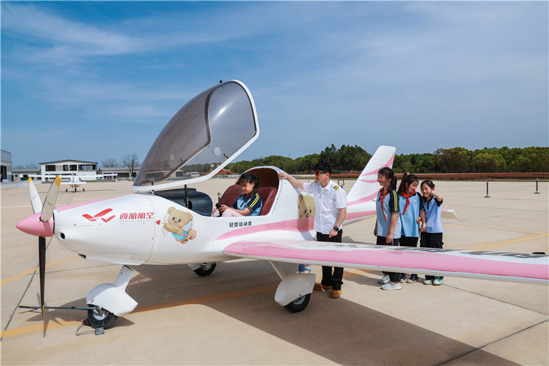 小小飛行員。人民網記者 張俊攝