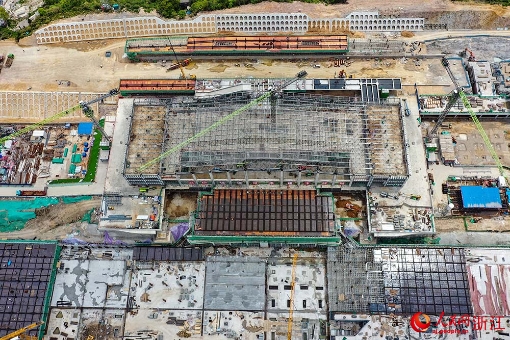 浙江省重點民生工程溫玉鐵路玉環站站房及配套工程項目施工現場，工人正在加緊建設。人民網 章勇濤攝