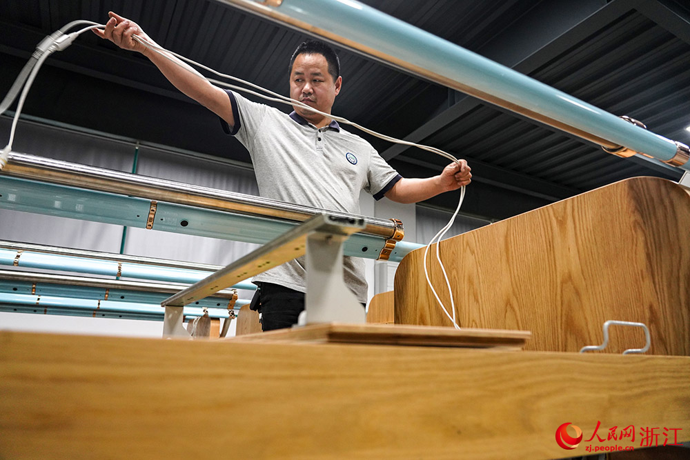 在寧波前灣新區一家企業，工人在趕制智能護理床的訂單。人民網 章勇濤攝