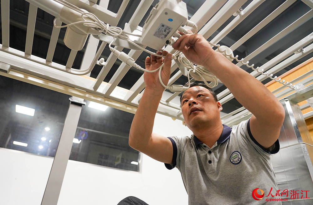 在寧波前灣新區一家企業，工人在趕制智能護理床的訂單。人民網 章勇濤攝