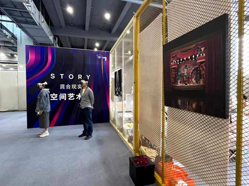 戴上VisionPro，觀眾仿佛“走進”了故事中。袁梓鑫攝