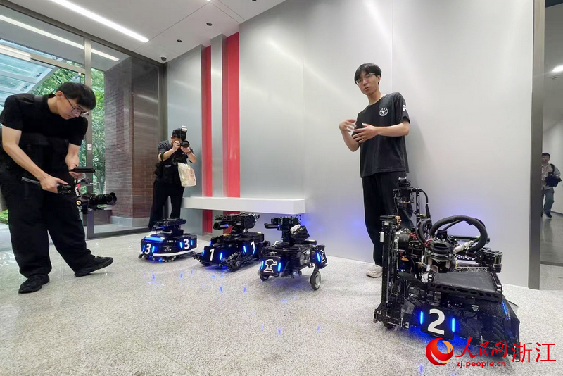 DeepSeek公司創始人梁文鋒本碩畢業于浙大信息與電子工程學院。圖為該院本科生劉健宇展示自制的機器人。人民網記者 王麗瑋攝