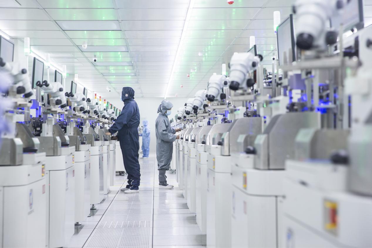 工作人員在亞芯微半導體高端封裝測試項目生產線上作業。南譙區委宣傳部供圖