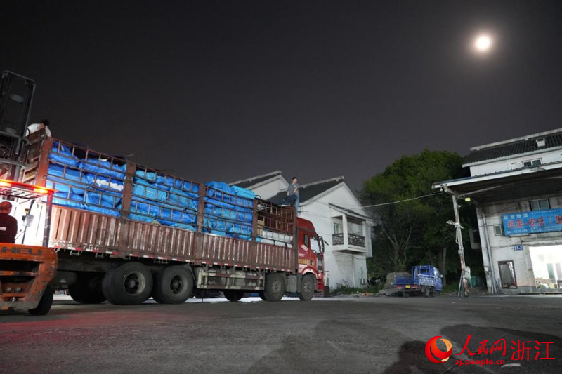 4月16日凌晨，浙江湖州織里鎮，滿載童裝和配件的貨車即將開往安徽望江縣。人民網 陳陸洵攝