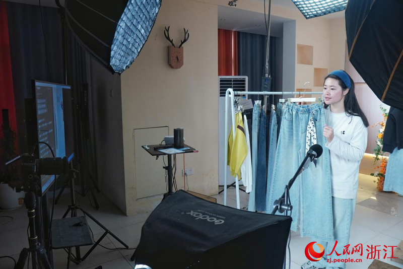 望江縣一家電商正在直播賣服裝。人民網 陳若天攝