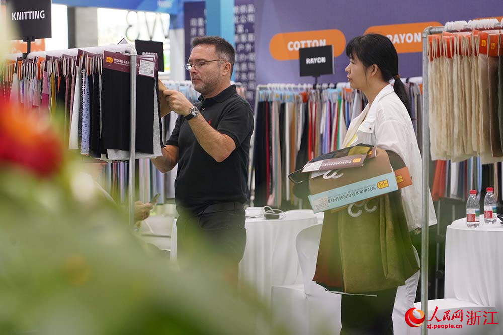 外商在紹興國際會展中心采購商品。人民網 章勇濤攝