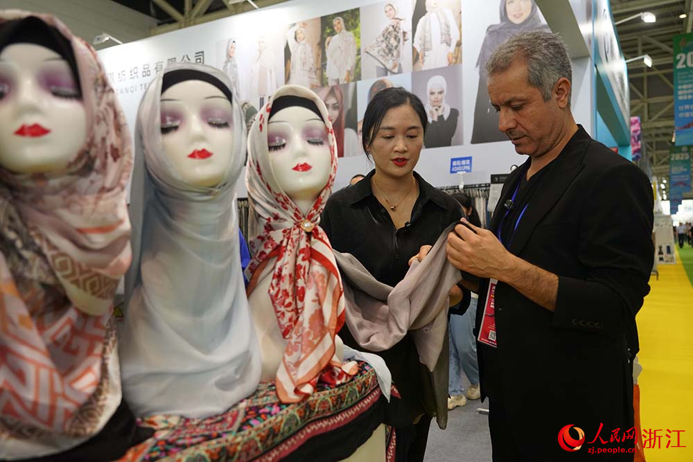 外商在紹興國際會展中心采購商品。人民網 章勇濤攝