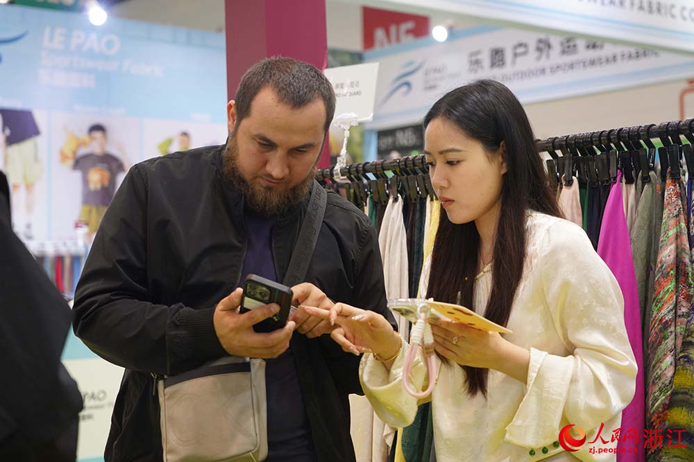 外商在紹興國際會展中心采購商品。人民網 章勇濤攝