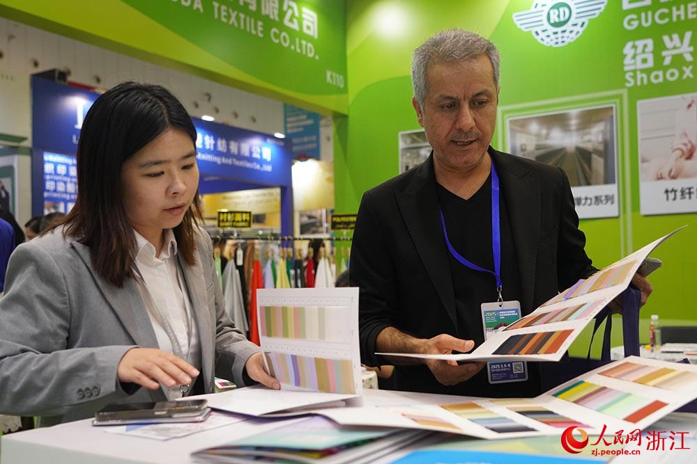 外商在紹興國際會展中心采購商品。人民網 章勇濤攝