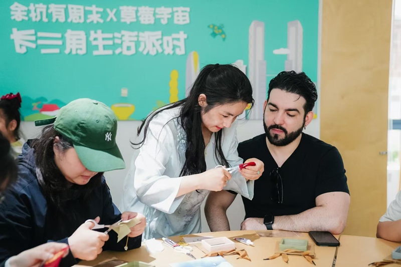 游客體驗非遺技藝。余杭市委宣傳部供圖