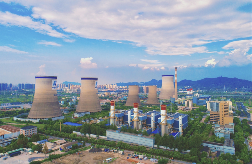 高聳的冷卻塔曾是半山電廠的標志物。半山電廠供圖