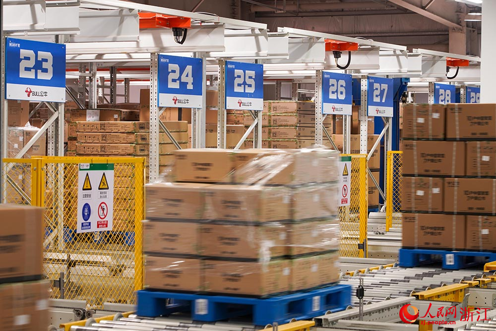 在浙江省慈溪市觀海衛鎮一家電企業，堆垛機運送產品至立體貨架。人民網 章勇濤攝
