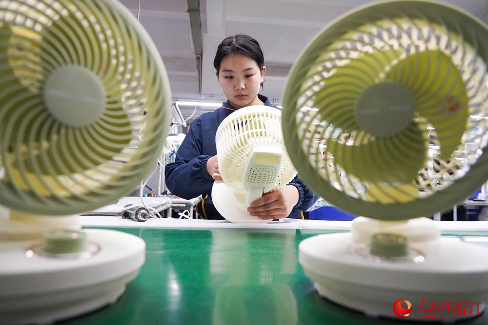 在浙江省慈溪市觀海衛鎮一家電企業，工人正在測試成品。人民網 章勇濤攝