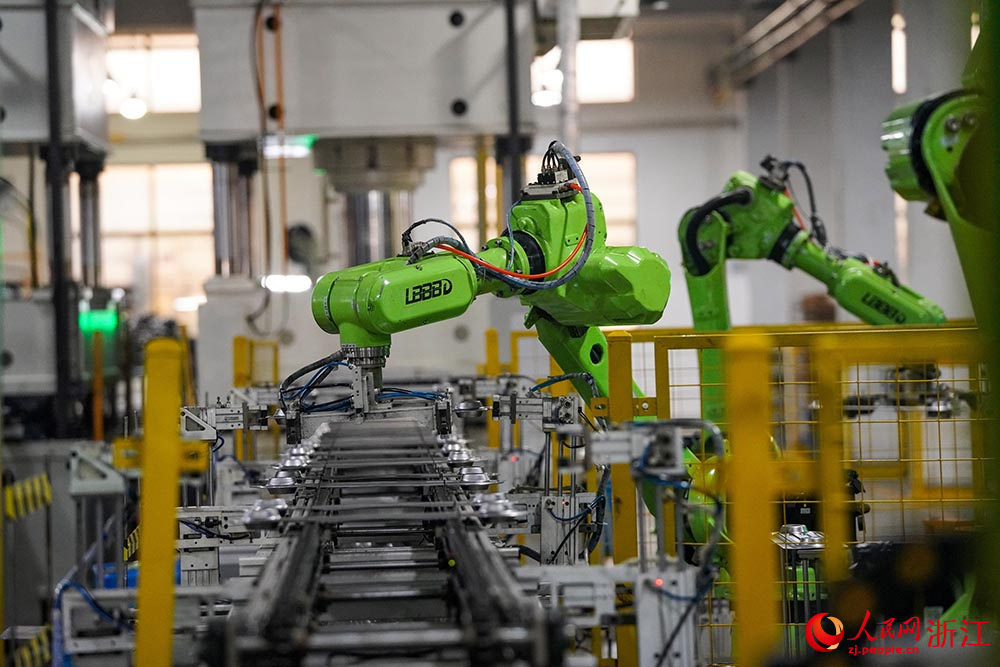 在浙江省慈溪市觀海衛鎮一家電企業，機器手正在轉運產品零部件。人民網 章勇濤攝