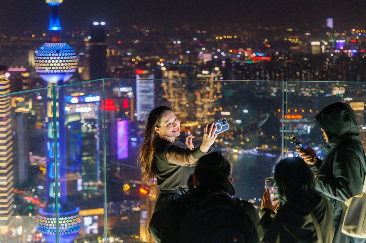 白玉蘭廣場觀景臺，游客以陸家嘴為背景拍照。人民網記者 王初攝