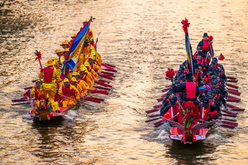 龍舟在塘河競渡。孫凜攝