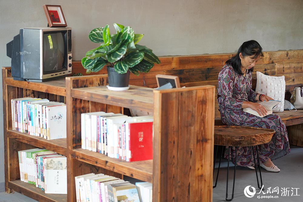 浙江省寧波市北侖區梅山街道梅港村，村民在書屋閱讀。人民網 章勇濤攝