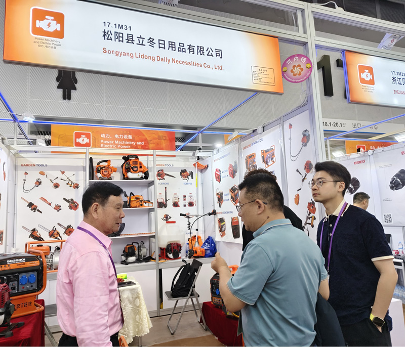在第137屆廣交會上，松陽縣經濟商務局領導干部帶隊走訪松陽參展企業，了解訂單情況。松陽縣經濟商務局供圖
