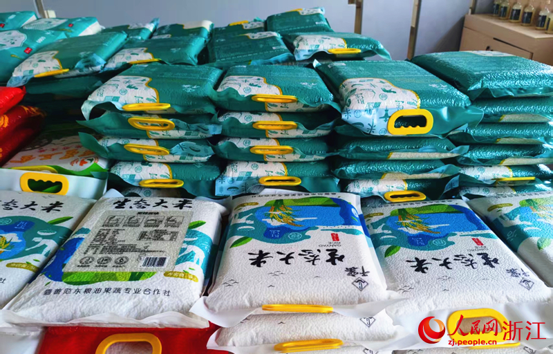 “窯望豐贏”生產銷售的大米。人民網 康夢琦攝