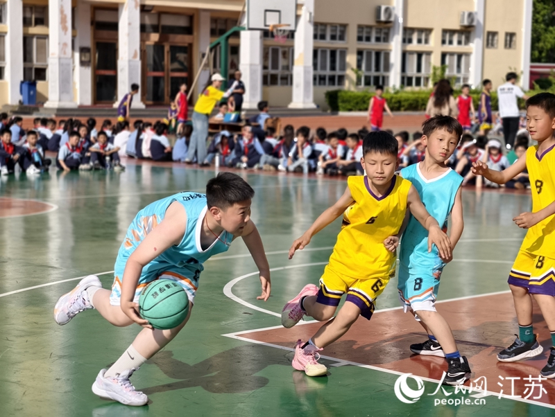 漣水縣淮浦學?；@球場上，該校四（1）班和四（2）班的同學們在比賽。人民網記者 馬曉波攝