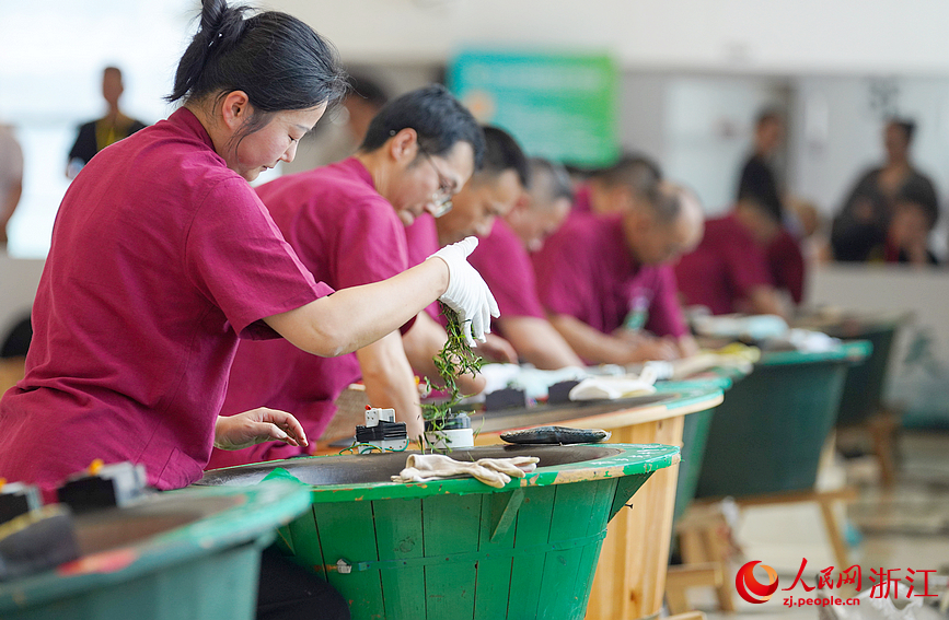 參加大賽的炒茶師。人民網記者 郭揚攝