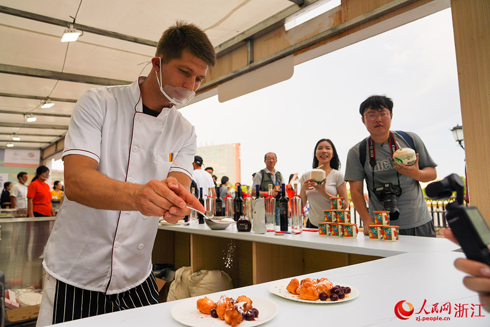 5月21日，市民在寧波老外灘觀看中東歐美食制作。人民網 章勇濤攝