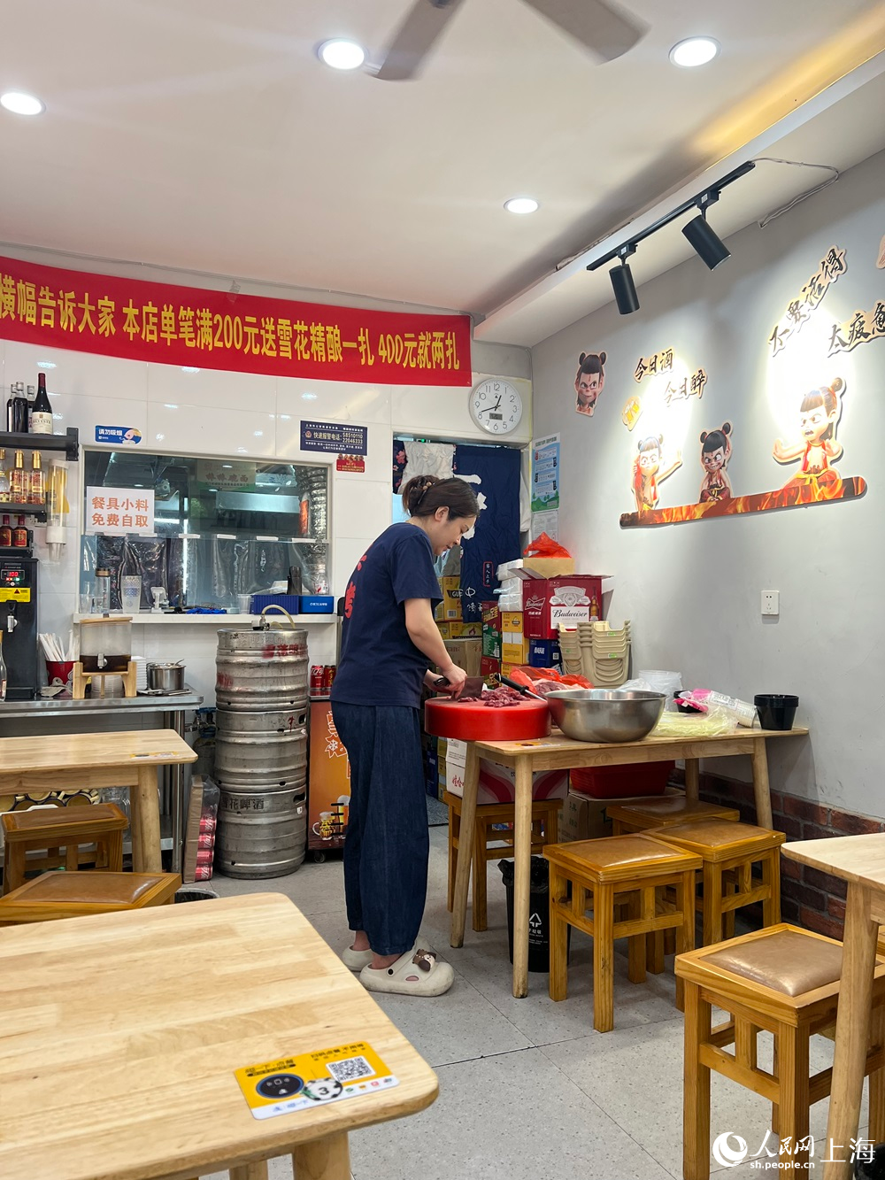 徐姐正在切肉，為晚上的營業做著準備。人民網記者 沐一帆攝