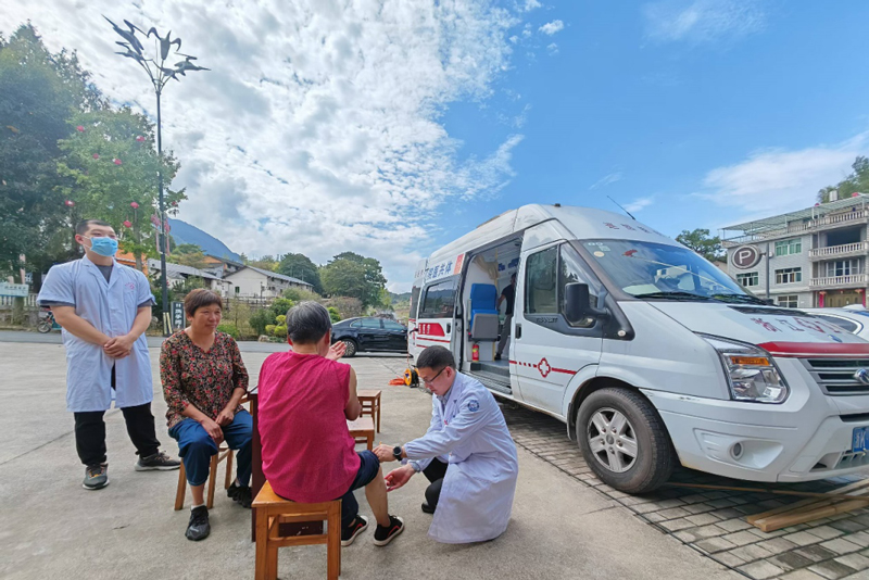 巡回診療車開到群眾“家門口”。龍泉市委宣傳部供圖