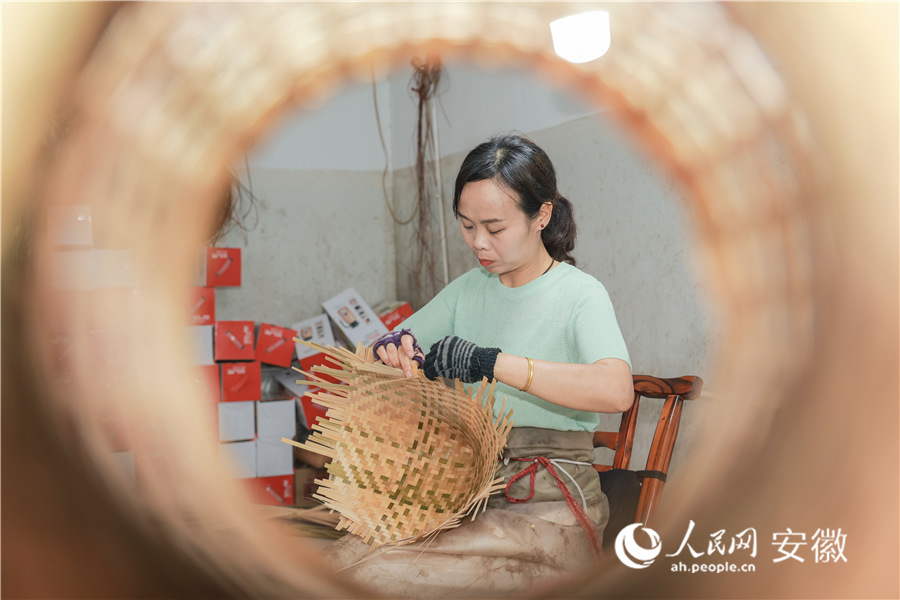 竹編傳承人手工編織竹制品。人民網記者 張俊攝
