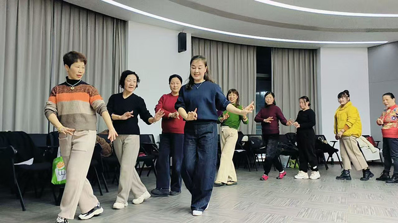 學員們跟隨老師學習。臨平區教育局供圖