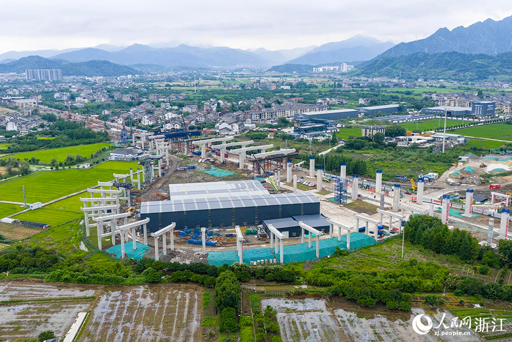 甬臺溫高速公路改擴建工程臺州市黃巖段施工現場，工人正在加緊建設。人民網 章勇濤攝