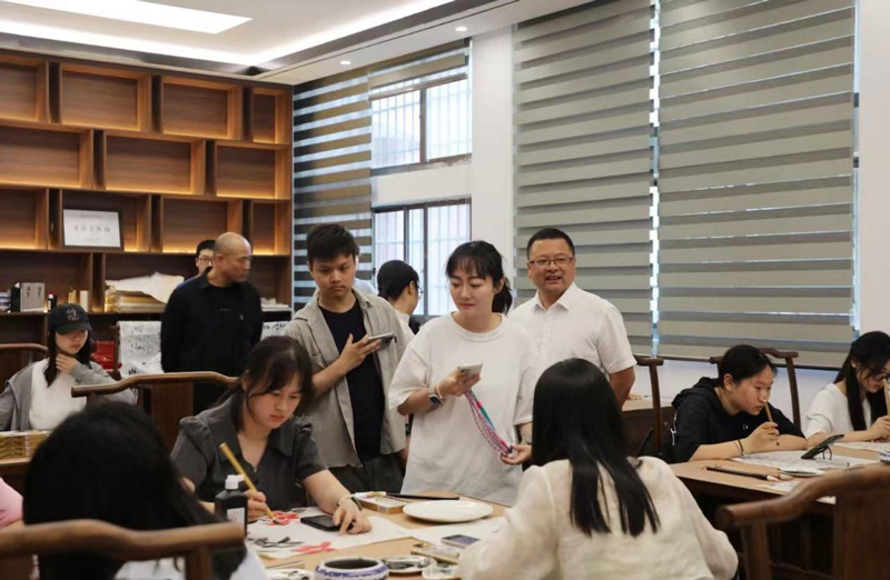 學生在練習書畫。嘉興南湖學院供圖