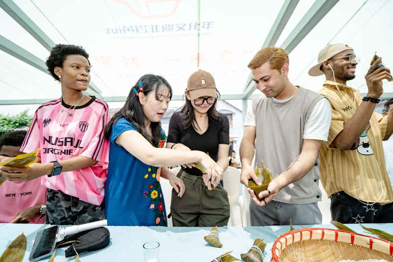 體驗包粽子。黃巖區委宣傳部供圖