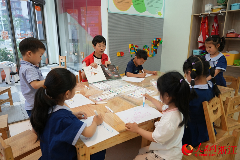 “共享奶奶”周玲珍正在為孩子們講繪本。人民網 陳陸洵攝