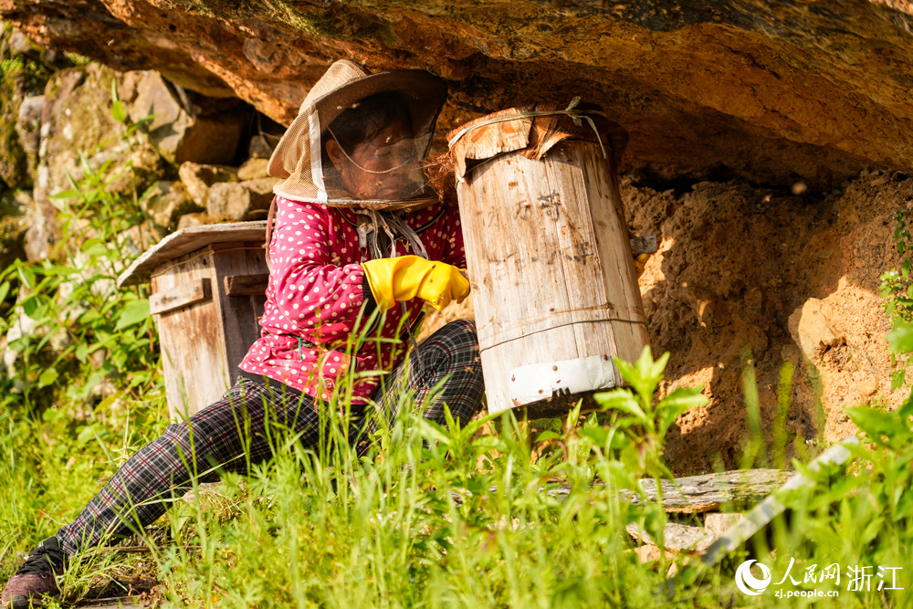 百照村村民在整理蜂箱。人民網 章勇濤攝