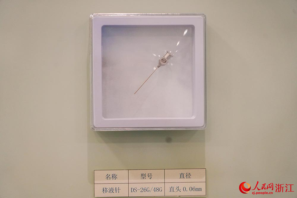 眼科手術機器人配套使用的微針。人民網 章勇濤攝