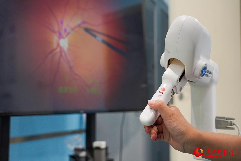 5月27日，研發人員使用眼科手術機器人進行靶點穿刺操作。人民網 章勇濤攝