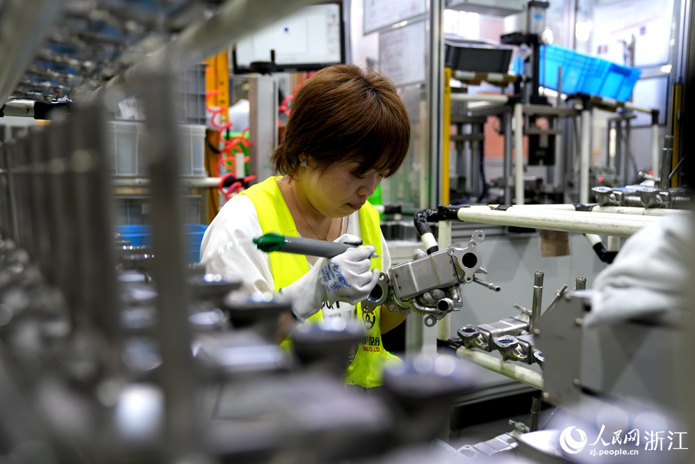 浙江銀輪機械股份有限公司生產車間內，工人正在有條不紊生產。人民網 陳陸洵攝