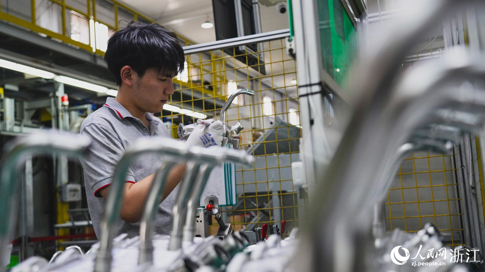 浙江銀輪機械股份有限公司生產車間內，工人正在有條不紊生產。人民網記者 郭揚攝