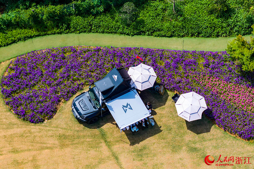 紹興市柯橋區蘭亭街道古筑村內，眾多游客前來賞花拍照。人民網 章勇濤攝